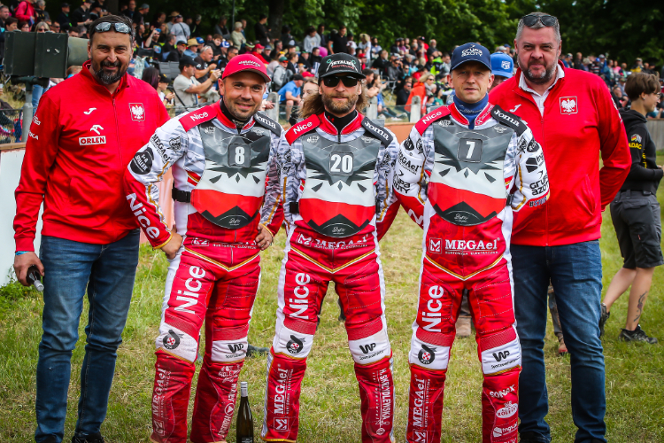 Das polnische Langbahn-Team: In der Mitte Adam Skornicki