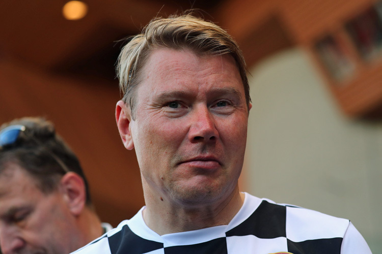 Mika Hakkinen steht beim Benefiz-Fussballspiel «Champions for Charity» für Autogramme zur Verfügung