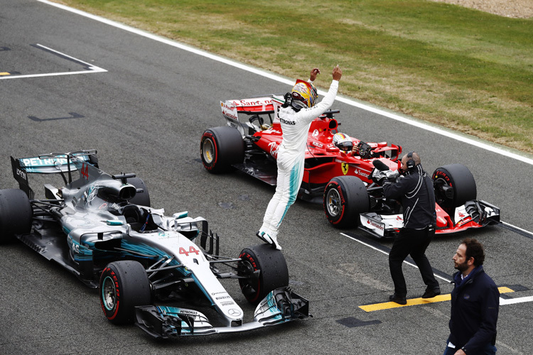 Ein Luftsprung von Lewis Hamilton nach seiner tollen Pole