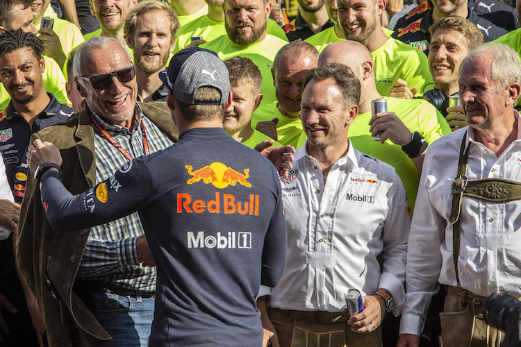 Freude herrscht: Das ganze Red Bull Racing-Team durfte mit «Mr. Red Bull» Dietrich Mateschitz jubeln