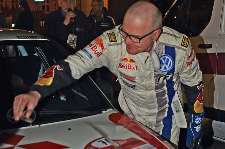 Im Anzug vom Mexiko-Sieger – Latvala senior nach dem Sieg bei der Rallye Lutherstadt Wittenberg 