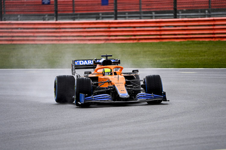 Der neue McLaren feierte bereits heute in Silverstone seine Streckenpremiere, erst rückte Lando Norris damit aus...