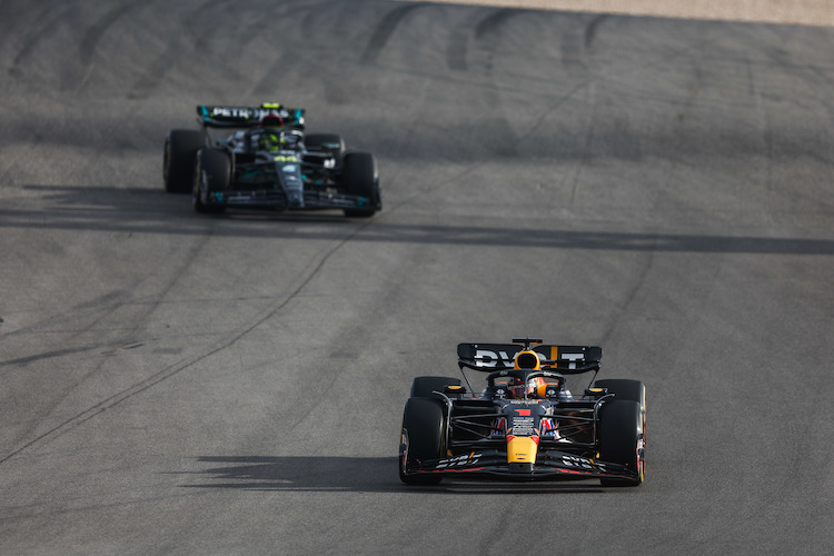 Max Verstappen vor Lewis Hamilton