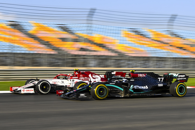 Antonio Giovinazzi (Alfa Romeo) und Valtteri Bottas (Mercedes)