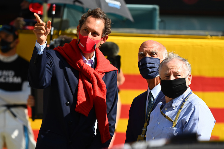 Ferrari-Chef John Elkann (links), Angelos Sticchi Damiani (Chef des italienischen Automobilverbands ACI) und Jean Todt (rechts)