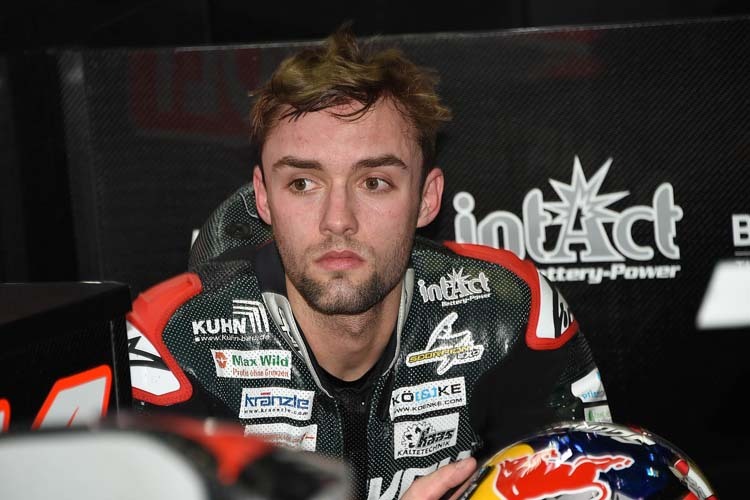 Jonas Folger in der Box des Teams Dynavolt Intact GP