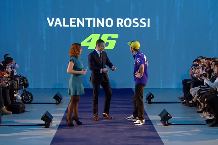 Die Moderatoren Izaskun Ruiz und Dylan Gray mit Valentino Rossi
