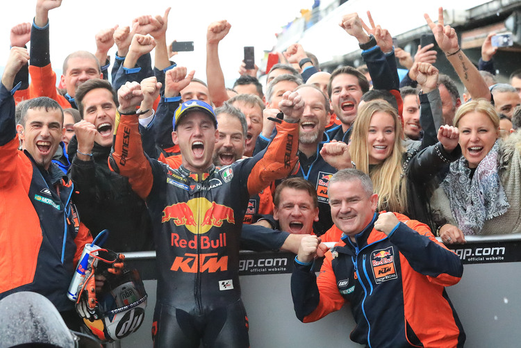 Pol Espargaró und das Red Bull KTM-Team in Jubelstimmung