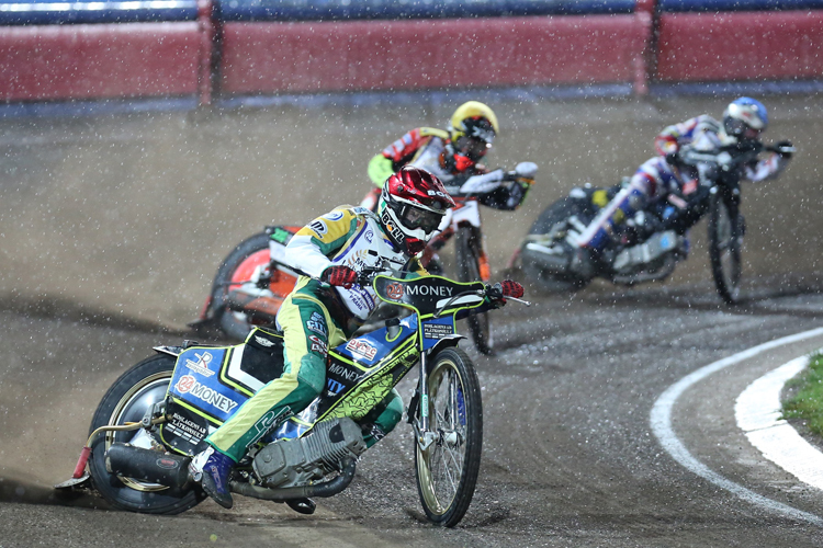 Max Fricke (vorne) blieb in Prag ungeschlagen