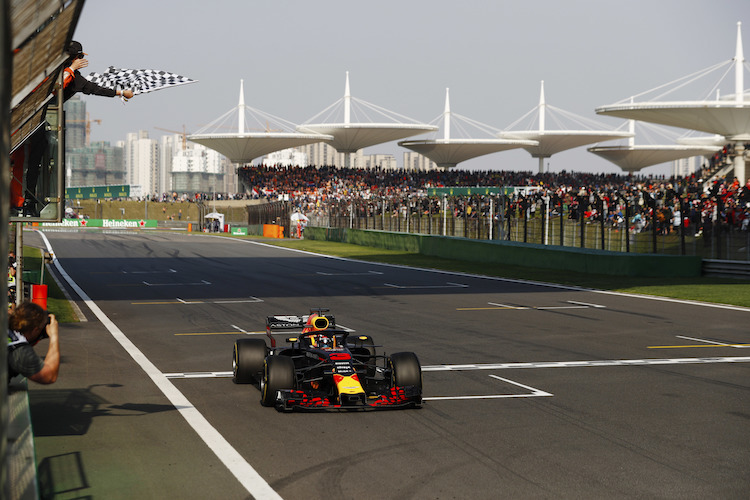 China-GP 2018: Daniel Ricciardo gewann das von einer Safety Car-Phase beeinflusste Rennen mit zwei Stopps 