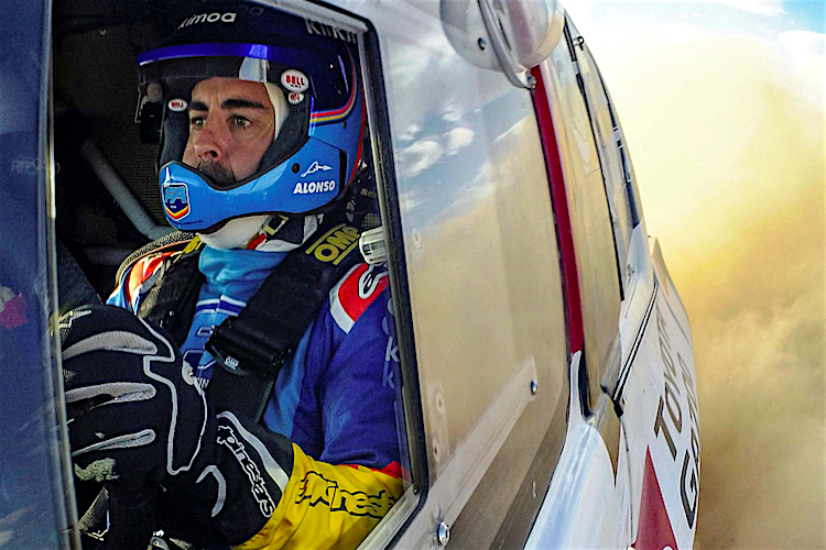 Fernando Alonso im Toyota Hilux