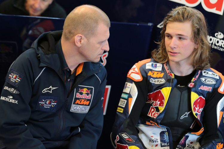 Teambesitzer Aki Ajo mit Rookie Karel Hanika