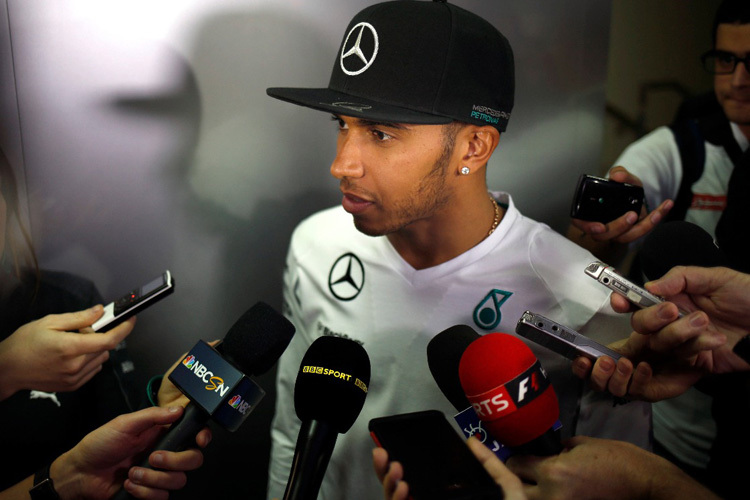 Lewis Hamilton tritt den Medienschaffenden nicht naiv gegenüber