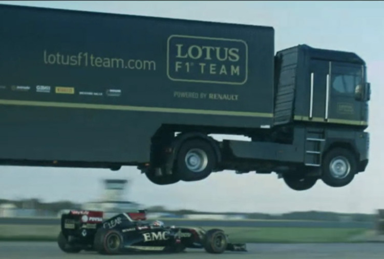 Erstaunlicher Weltrekord: Der Lotus-Truck fliegt über dem Formel-1-Renner