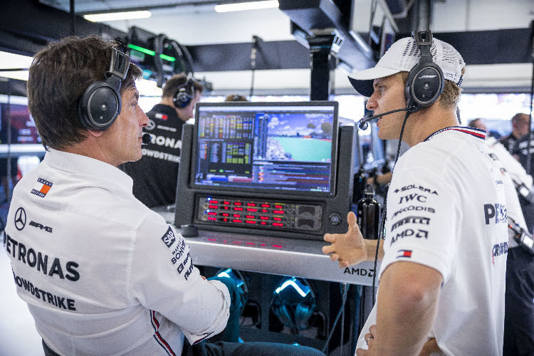 Mick Schumacher ist dritter Fahrer bei Mercedes, hier mit Teamchef Toto Wolff in der Garage