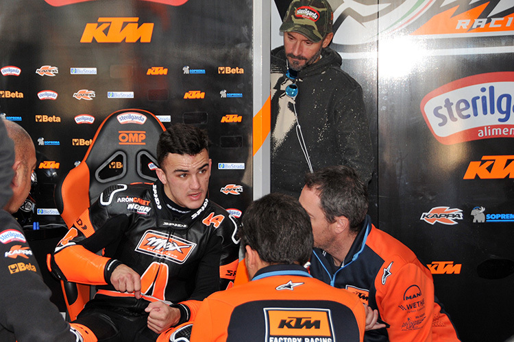 Aron Canet im November in Valencia, im Hintergrund Max Biaggi 