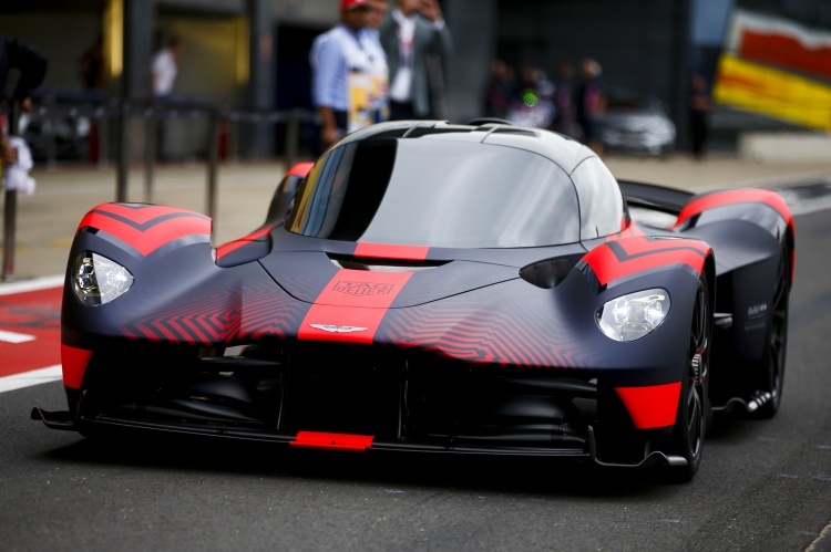 Die Straßenversion des Aston Martin Valkyrie drehte im Vorfeld des britischen Formel-1-GP Demorunden