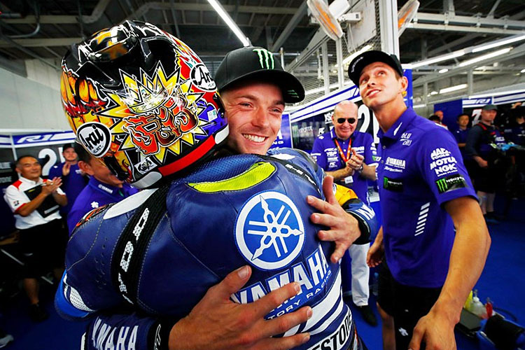 Alex Lowes gratuliert Katsuyuki Nakasuga (mit Helm) zur Bestzeit