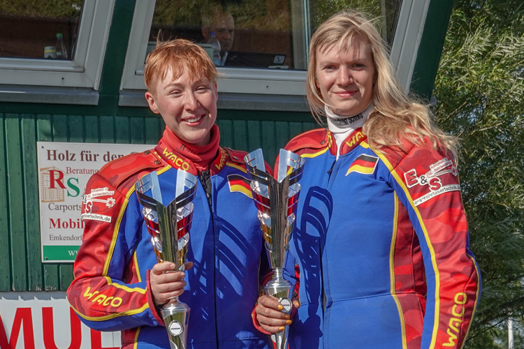 Nicole Standke (l.) und Resi Hölper gewannen 2022 den Bahnpokal Seitenwagen
