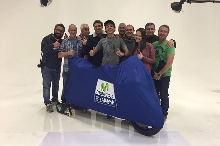 Valentino Rossi beim Fotoshooting mit der neuen Yamaha M1