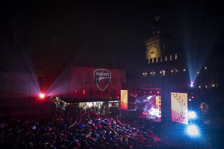 Trotz starkem Regen kamen tausende Fans