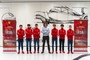 Marco Matassa, Leiter der Ferrari Driver Academy, mit den sechs Finalisten der diesjährigen Talentsichtung
