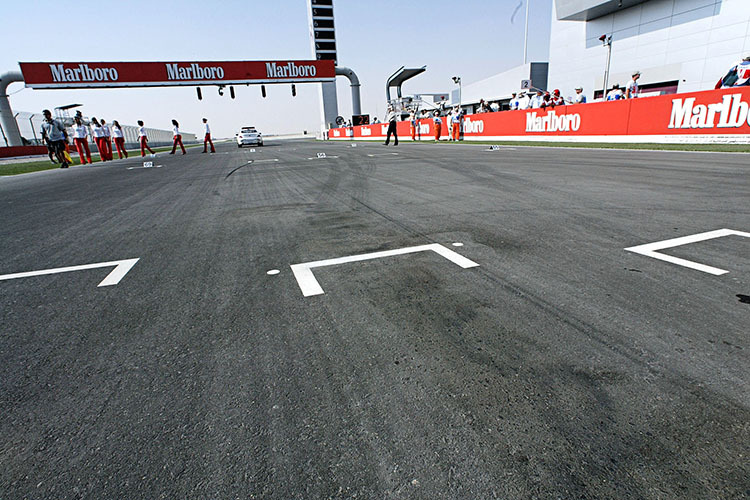 Katar 2004: Die Spuren des Rollerreifens auf Valentino Rossis Startplatz