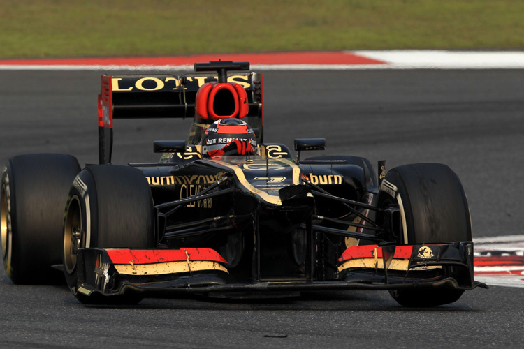Kimi Räikkönens Lotus mit eingedellter Nase