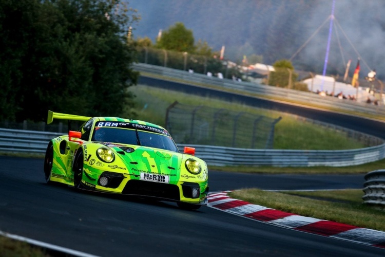 Führt die 24h am Nürburgring an: Der Porsche 911 GT3 R von Manthey-Racing #911