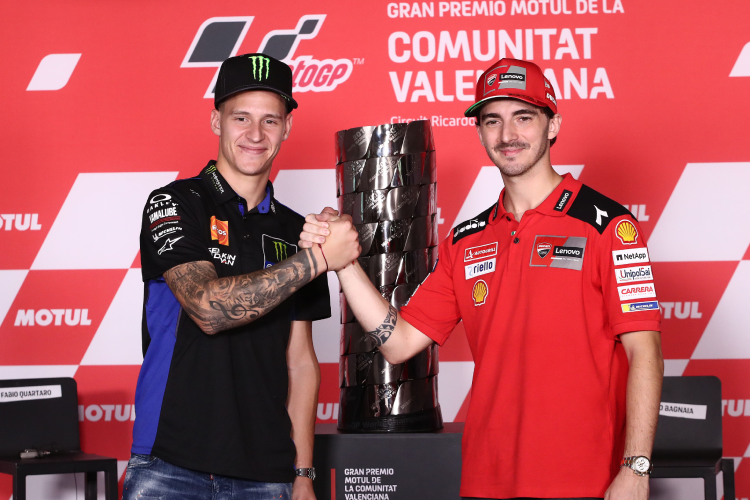 Fabio Quartararo (li.) und Francesco Bagnaia (re.) beim Shakehands