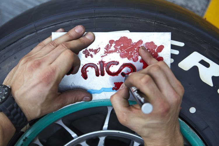 Nico Rosberg's Reifen wird markiert