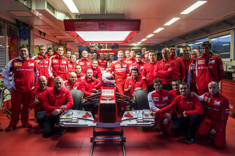 Sebastian Vettel im Kreise seines neuen Teams