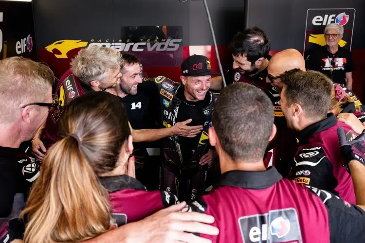 Sam Lowes feiert mit seinem Team Marc VDS Ducati