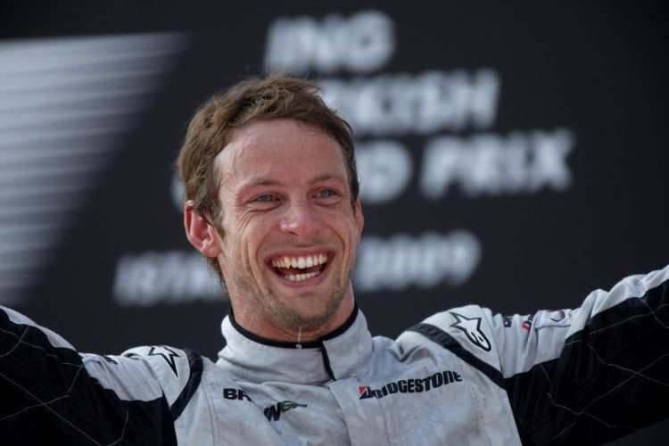 Jenson Button freut sich über seinen sechsten Saisonsieg.