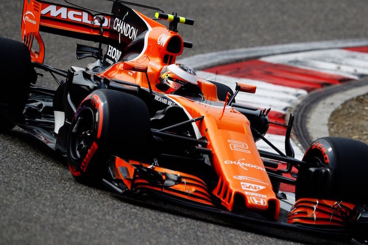 Der McLaren-Honda von Stoffel Vandoorne mit Haiflosse und dem merkwürdigen T-Flügel