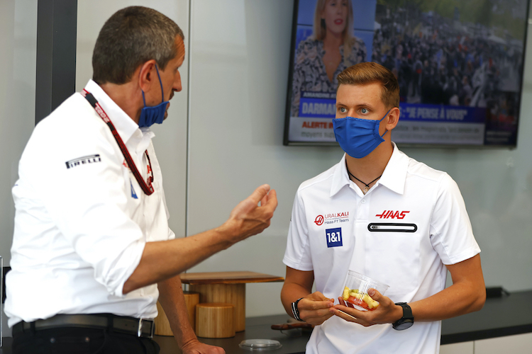 Haas-Teamchef Günther Steiner mit Mick Schumacher