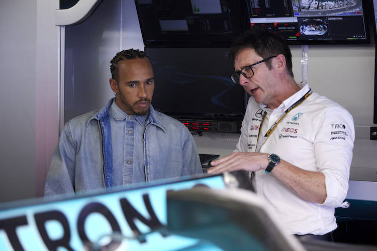 Mercedes-Ingenieur Andrew Shovlin im Gespräch mit Lewis Hamilton