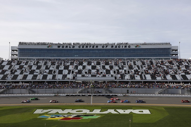 Rennstart zu den 24 Stunden von Daytona vor der umgebauten Haupttribüne