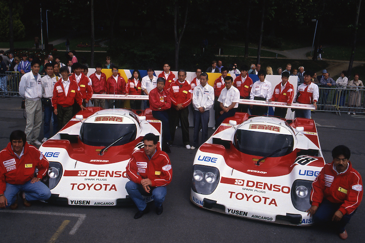 Als Toyota-Werksfahrer 1990 in Le Mans (Mitte unten)