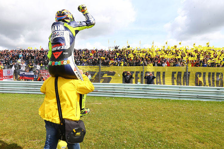 Assen 2013: Sieger Valentino Rossi lässt sich vom Fanclub bejubeln