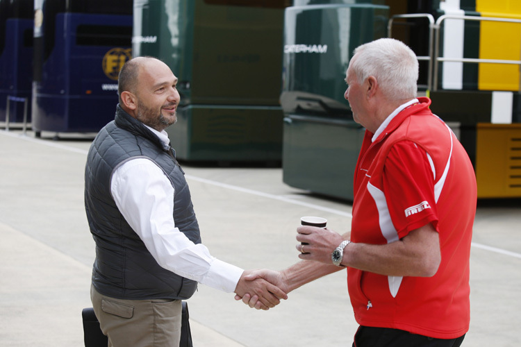 Colin Kolles mit Marussia-Teamchef John Booth