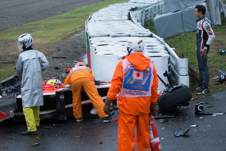 Der Marussia von Bianchi kurz nach dem Unfall, rechts Adrian Sutil