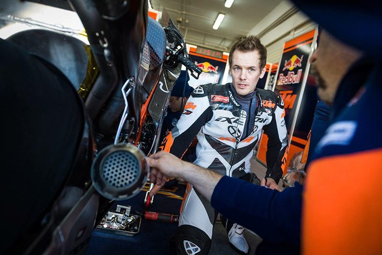 Neben seinen Aufgaben als Testfahrer hilft Mika Kallio seinem Bruder Vesa in ihrem gemeinsamen Team