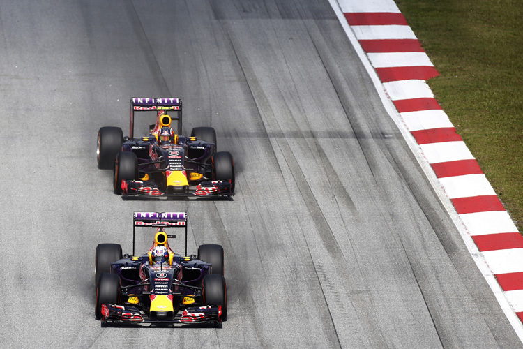 Ricciardo vor Kvyat: Deutlich zu sehen, wie die Bremsen in Form von Kohlefaserstaub rauchen