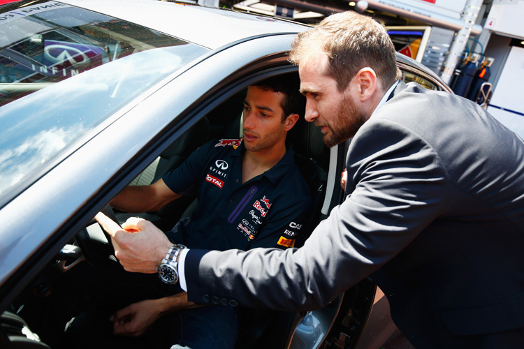 Im Infiniti Q50 Hybrid unterwegs: Daniel Ricciardo