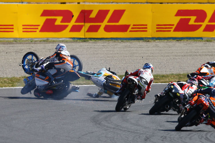 Crash von McPhee, Navarro und Rodrigo - Moto3