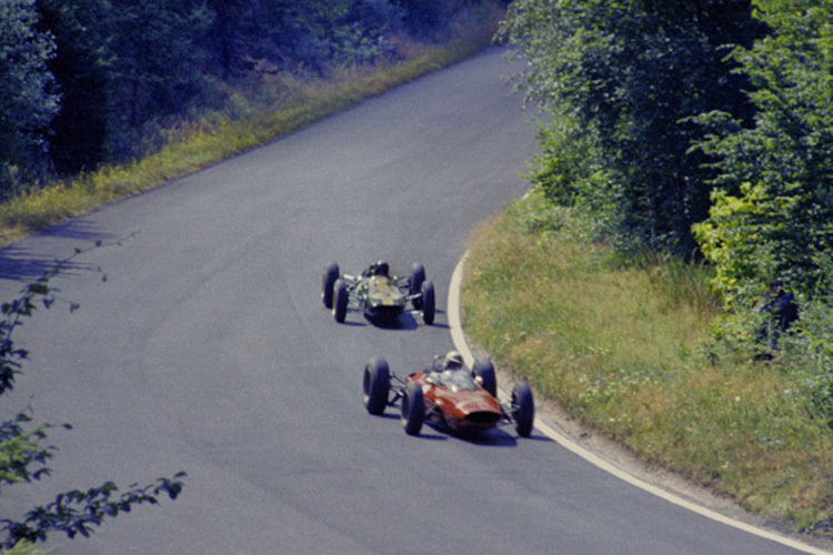 John Surtees (vor Jim Clark) beim 100. Grand Prix von Ferrari