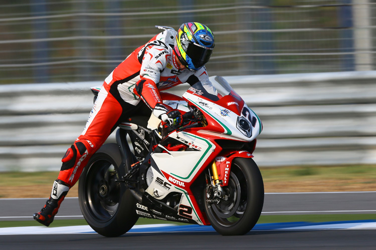 Leon Camier reizt die MV Agusta aus