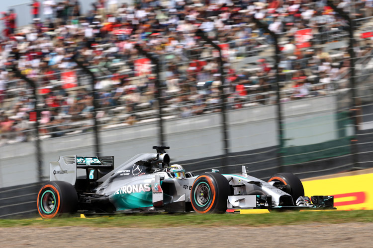 Schrecksekunde und schnellste Trainingsrunde: Mercedes-Pilot Lewis Hamilton in Japan