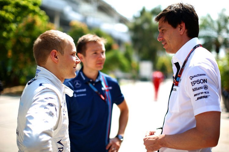 Valtteri Bottas (links) mit Toto Wolff (rechts)